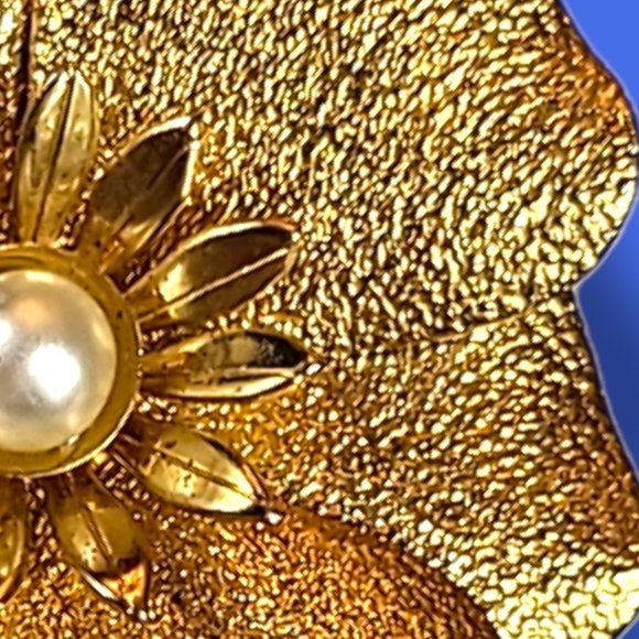 Brooch Pin Flower Faux Pearl Gold Tone Vintage Mid Century - Picture 5 of 6